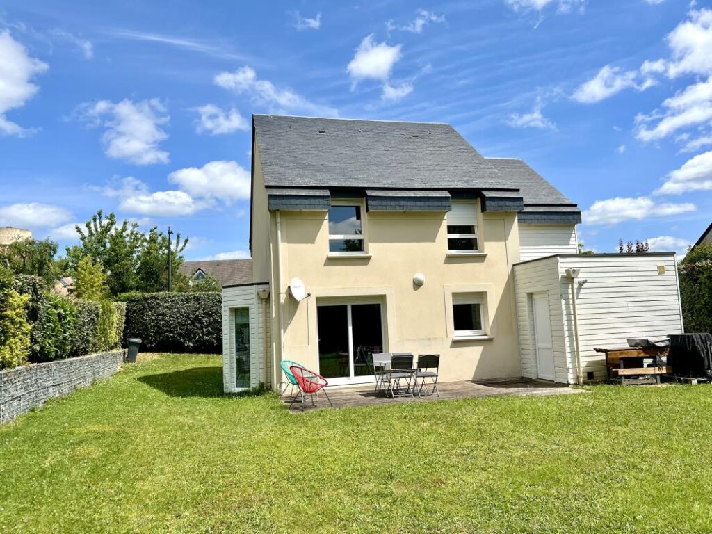 Maison Familiale de 101m² – 4 chambres – Garage et Jardin