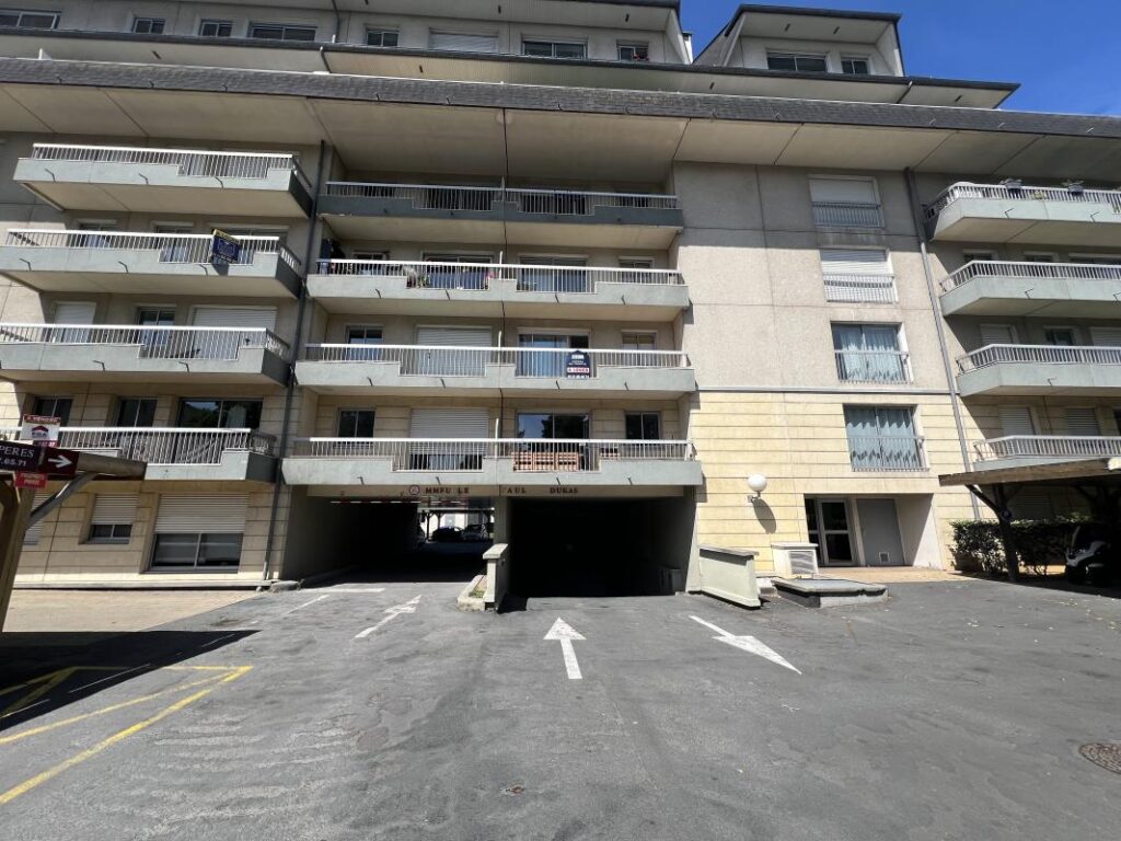 Garage fermé en sous-sol dans résidence privative